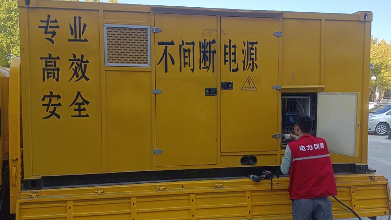 三江柴油发电机组和UPS电源配合使用时，如何避免切换过程中的电力中断？